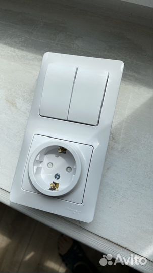 Блок выключателей с розеткой