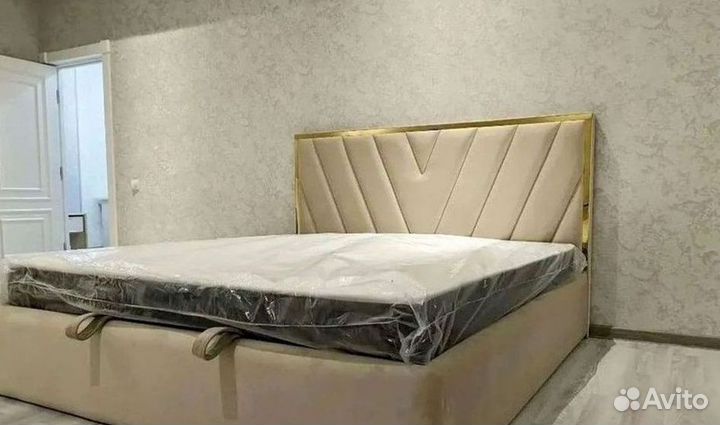 Кровать двуспальная с мягким изголовьем