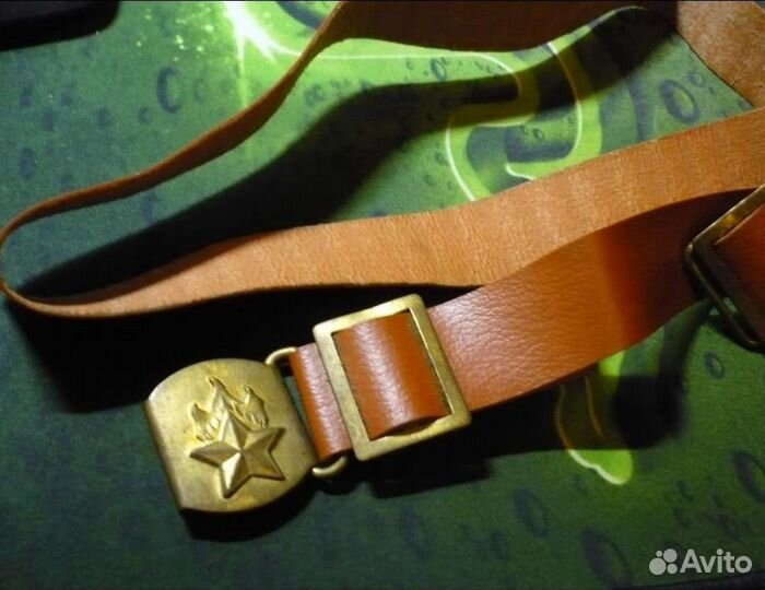 Пионерские галстуки и ремень,вымпел,значки СССР