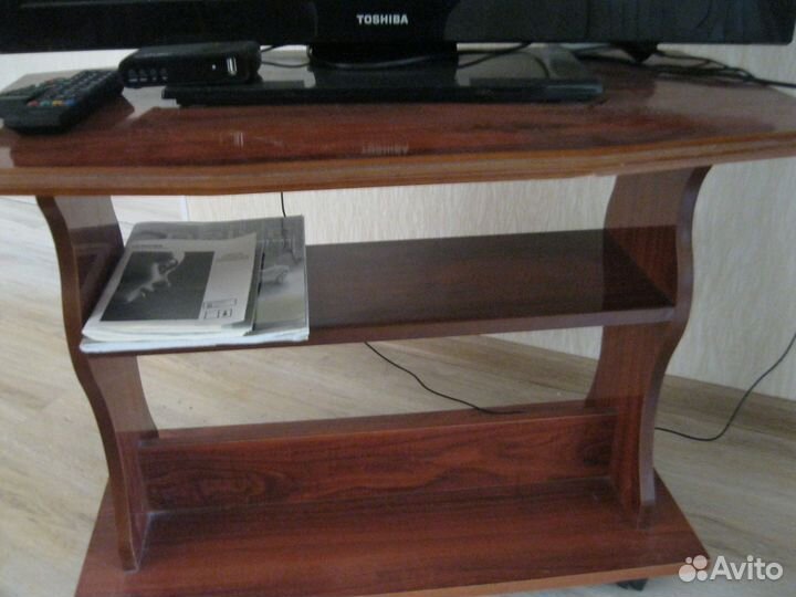 Журнальный стол на колесиках