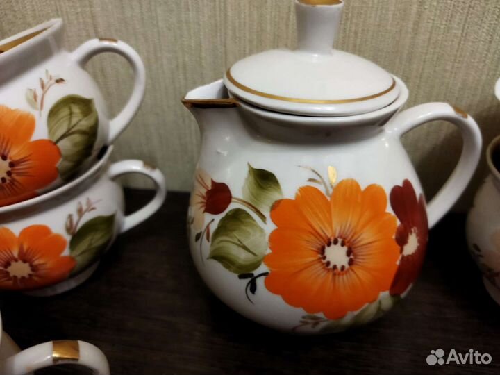 Часть фарфорового сервиза чайной (кофейной) посуды