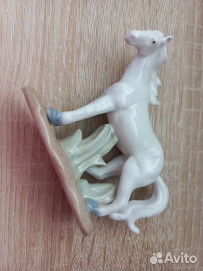 Фарфоровая статуэтка жеребенок, белая лошадь