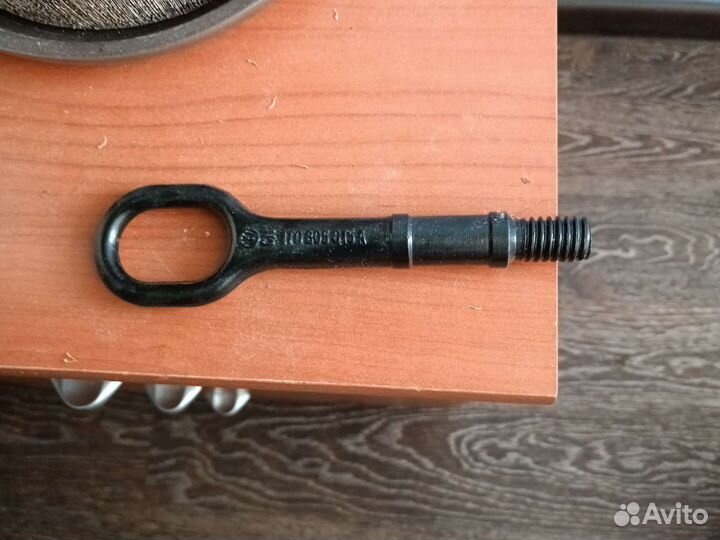 Крюк буксировочный