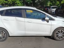 Ford Fiesta 1.6 AMT, 2016, битый, 148 754 км, с пробегом, цена 695 000 руб.