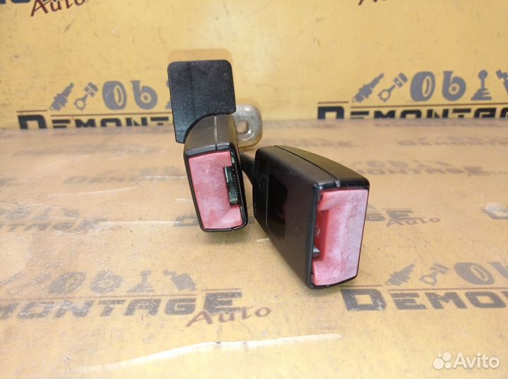 Ответная часть ремня безопасности задняя Passat B5