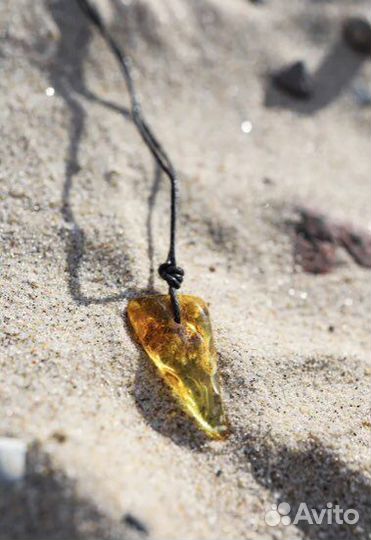 Янтарный кулон Клык