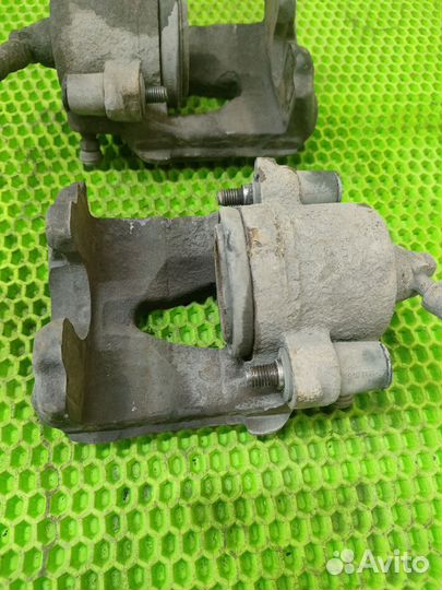 Передний суппорт Volkswagen Jetta 5 1.6 bse