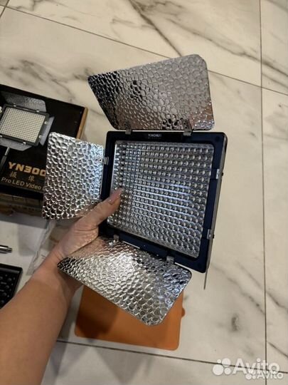 Видеосвет yongnuo 300 iii