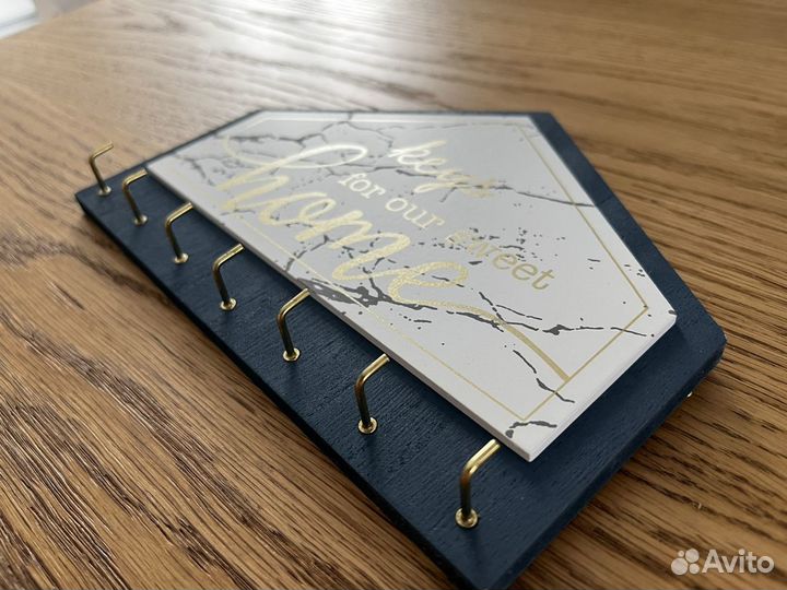 Вешалка ключница настенная