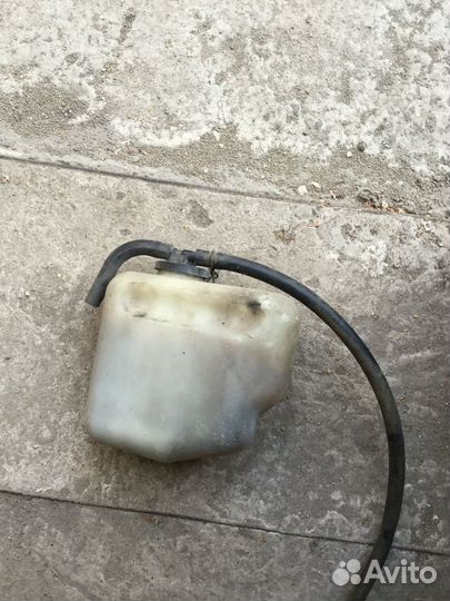 Расширительный бачок радиатора