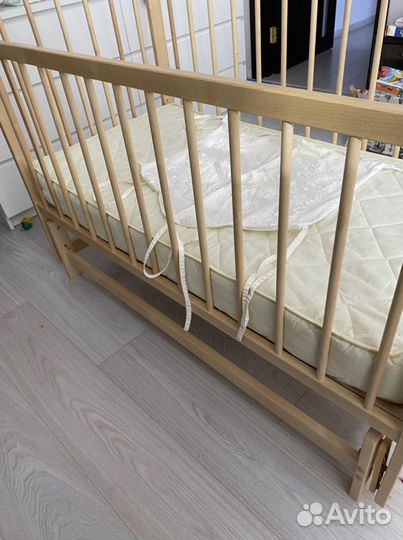 Детская кроватка с поперечным маятником