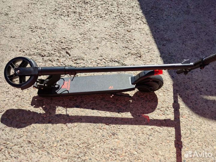 Kugoo Kirin A1 (250 Вт, 25 км/ч, 100 кг, 15 км)