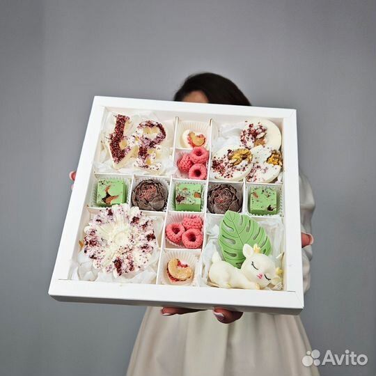 Букеты цветов и конфеты из бельгийского шоколада