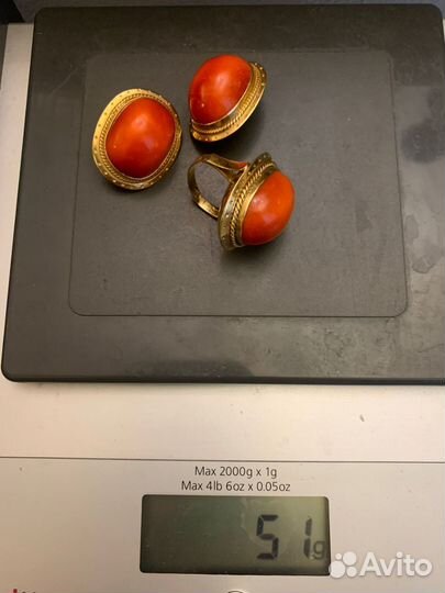Золотые серьги с кораллом