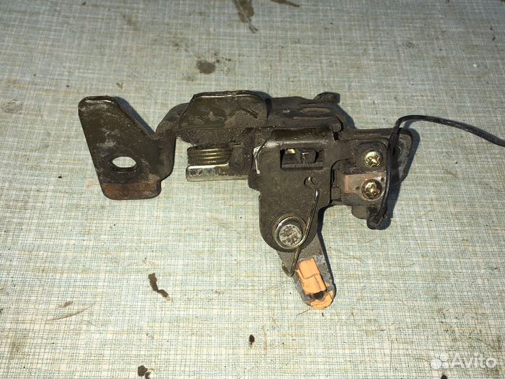 Замок багажника активатор замка Мазда Демио 1