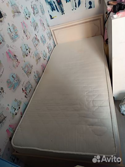 Детская деревянная кровать c матрасом (90x200)