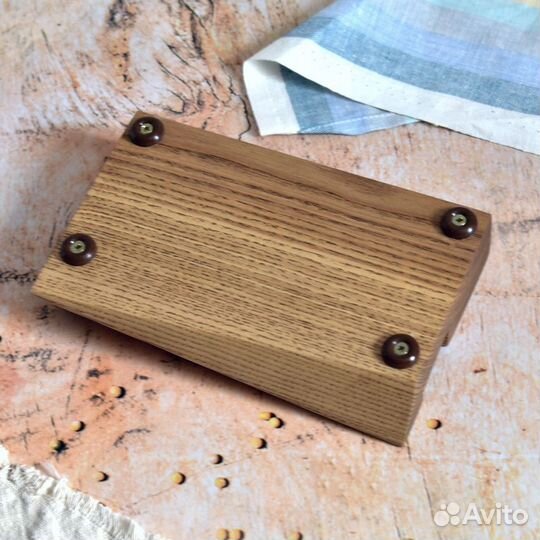 Деревянная разделочная доска на подставке