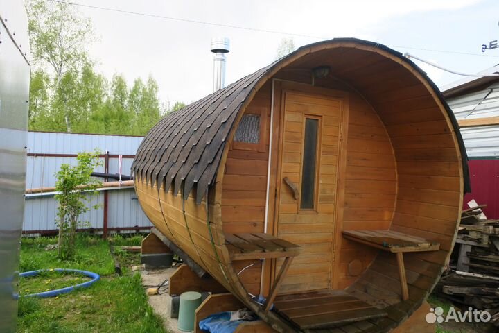 Баня-бочка из кедра длиной 3,5 метра с крыльцом