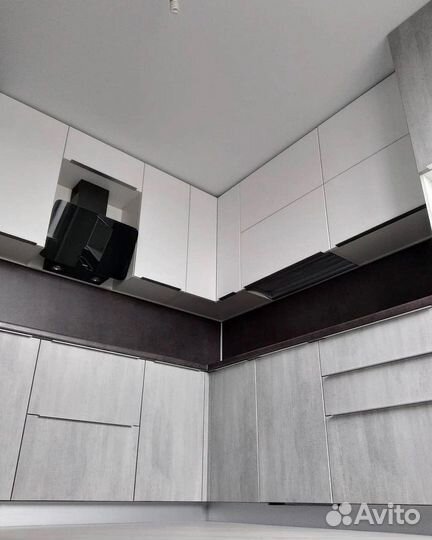 Серая кухня до потолка, кухонный гарнитур