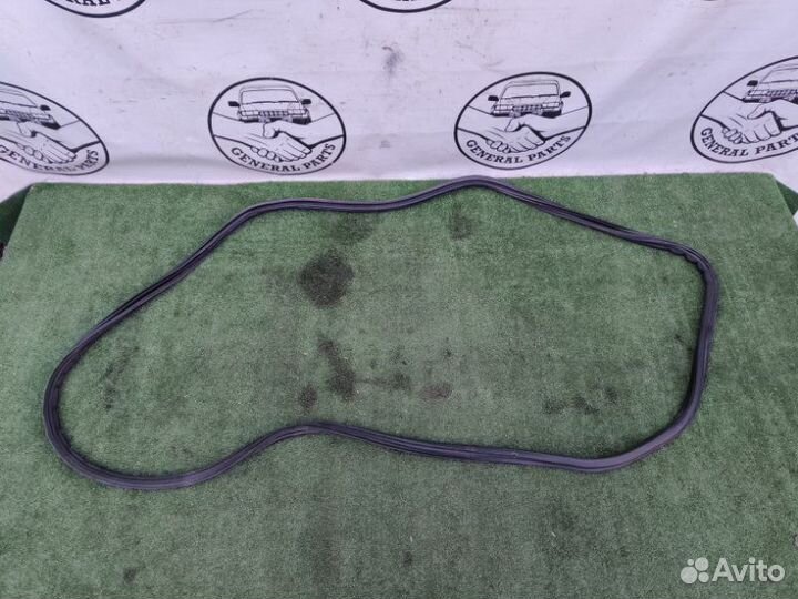 Уплотнительная резинка двери багажника Toyota Land