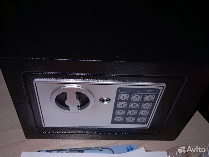 Сейф металлический