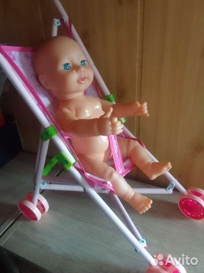 Пупс в коляске