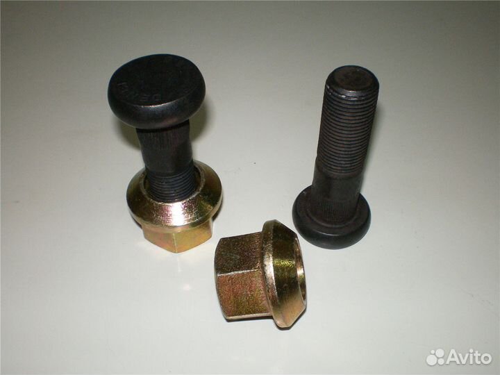 Шпилька колесного диска