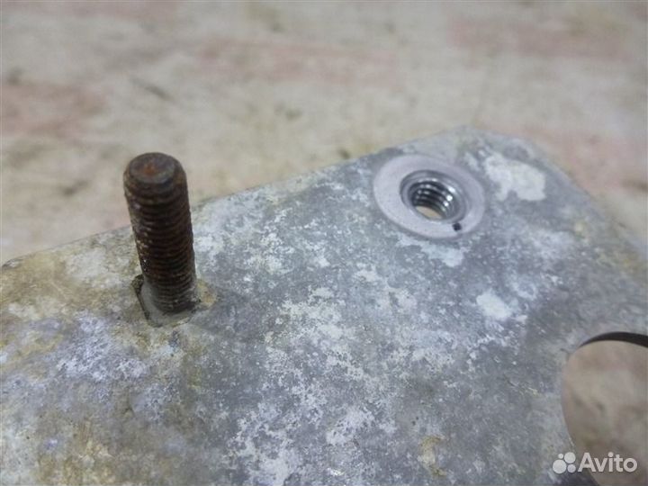 Кронштейн задний правый Toyota Rav4 ACA30 1azfe