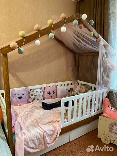 Детская кровать Домик из массива