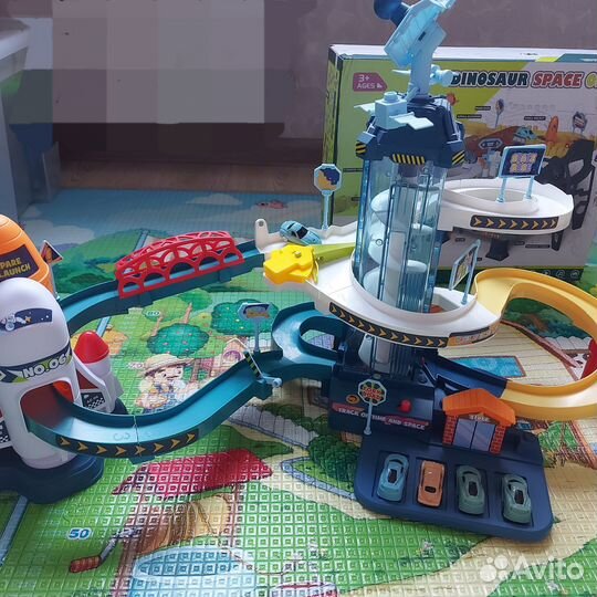 Парковка для машинок с музыкой и лифтом