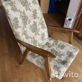 Ретро-кресла с деревянными подлокотниками и другие винтажные модели для стилизации интерьера
