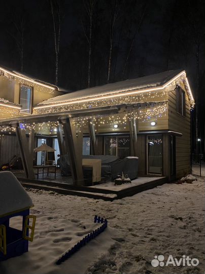 Новогоднее украшение дома гирляндой бахрома