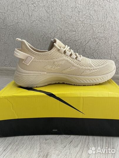 Кроссовки женские