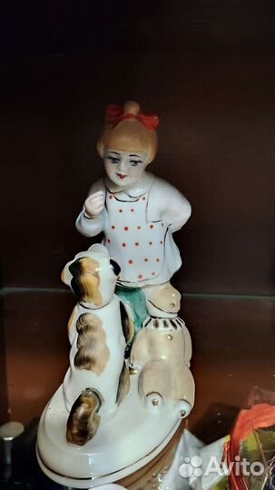 Статуэтка Девочка с собакой