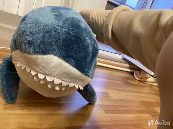 Большая мягкая игрушка акула