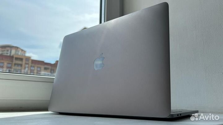 Macbook pro 13 2018 i5/16/512