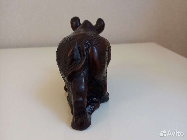 Статуэтка носорог