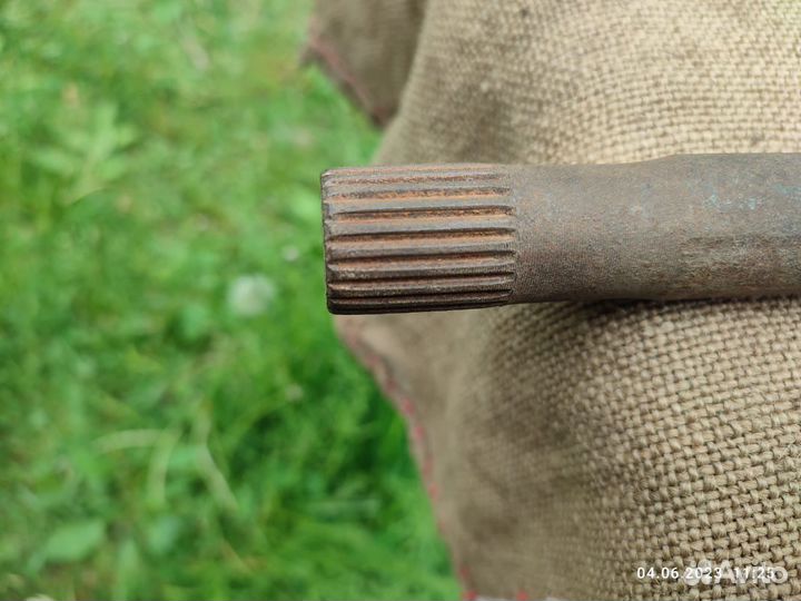 Полуось нива