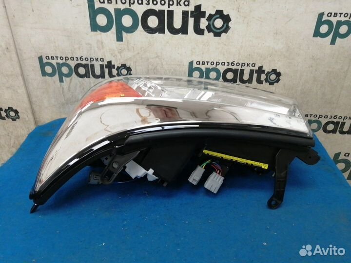 Фара ксенон левая правая комплект 81185-60F30