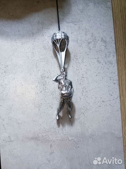 Брелок Десантник в берете. Хром. Подвеска в авто