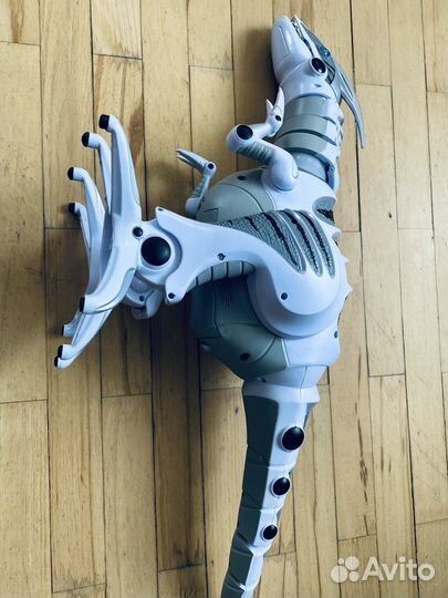 Динозавр с пультом управления