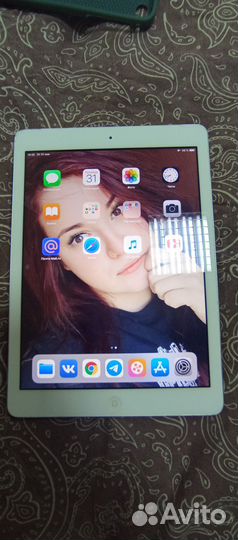 iPad Air (Wi-Fi + Cellular)