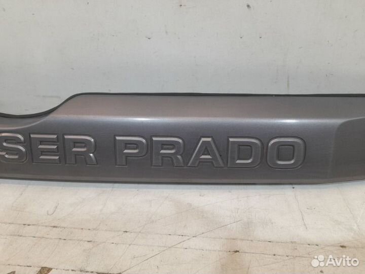 Накладка крышки багажника Toyota Land Cruiser