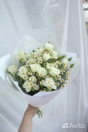 Букет цветов розы и ромашка