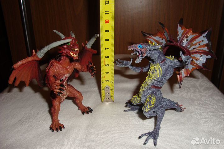 Фигурки драконов, солдат, жук - носорог