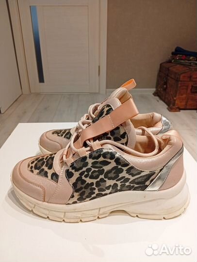 Кроссовки женские