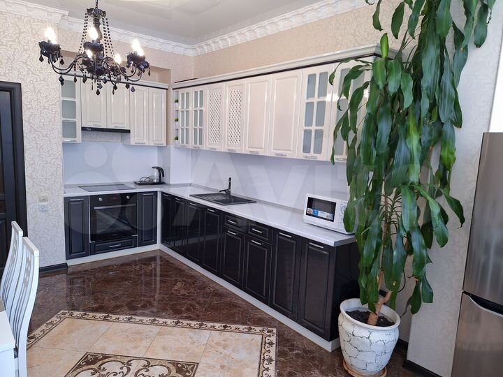 2-к. квартира, 70 м², 1/17 эт.