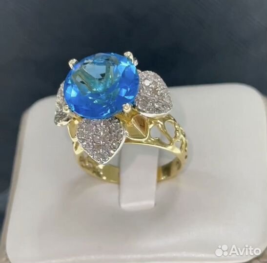Золотое кольцо с бриллиантами и топазом