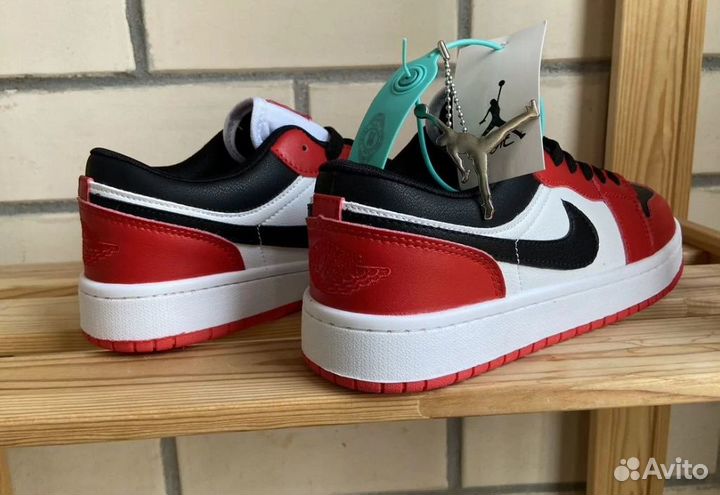 Кроссовки Nike Air Jordan белые с красным низкие