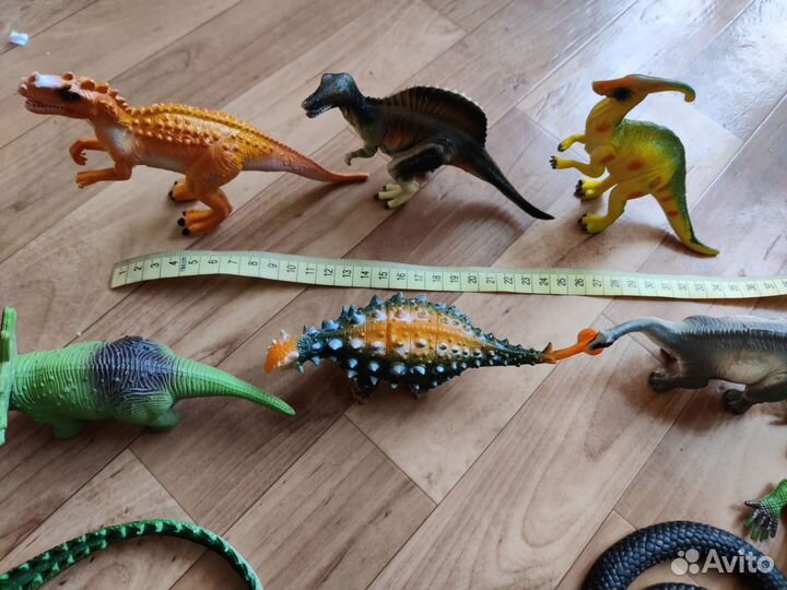 Игрушки: динозавры, змеи, рептилии